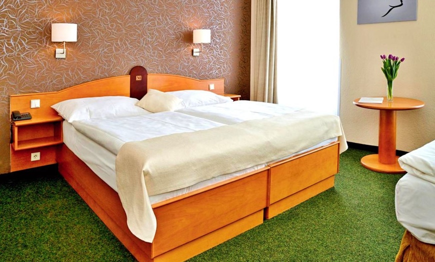 Image 3: ✈ REPUBBLICA CECA | Praga - Hotel Merkur 4* - City break