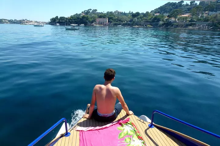 Visite romantique privée avec guide sur votre bateau à énergie solaire