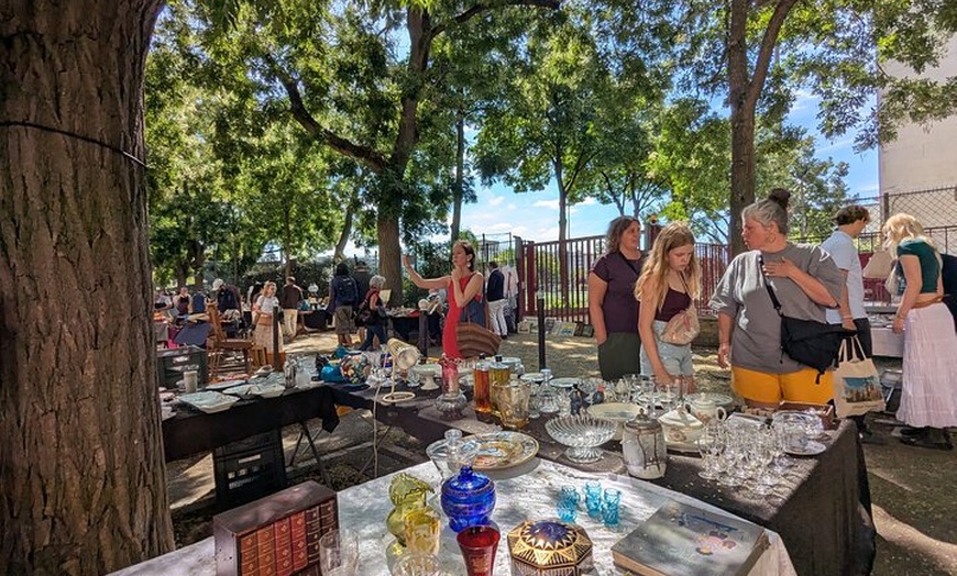 Image 1: Visite à pied des Vanves du marché aux puces