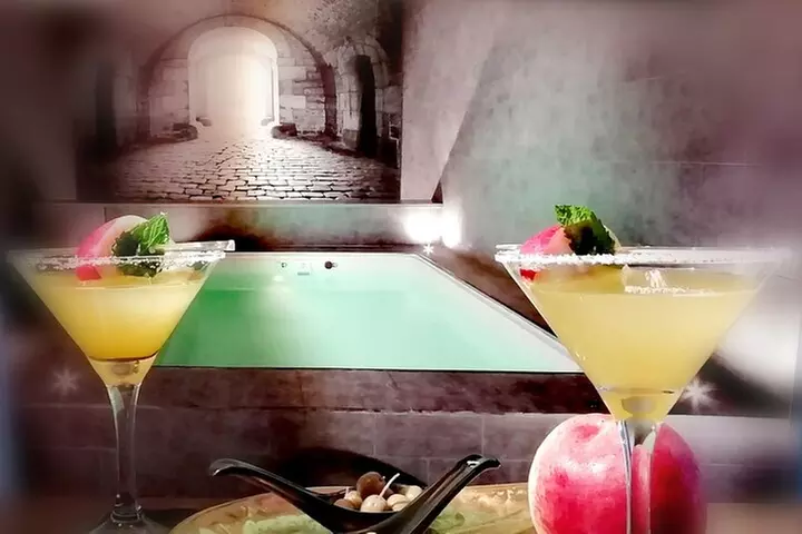 Sesiones flotantes bajo las estrellas en spas privados. - Primary Image