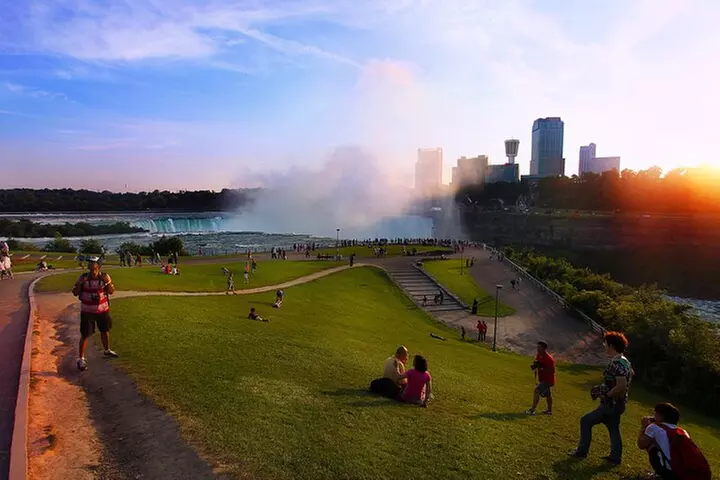 Maid of the Mist & Cave of the Winds Walking Tour