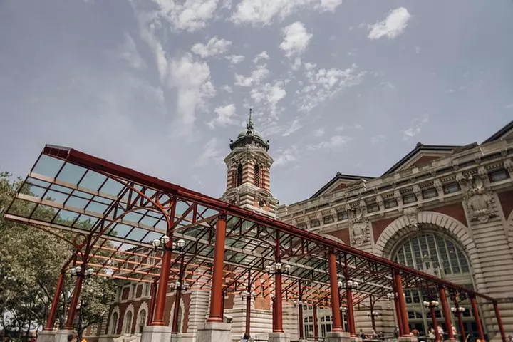 Statue of Liberty and Ellis Island Guided Tour with Ferry