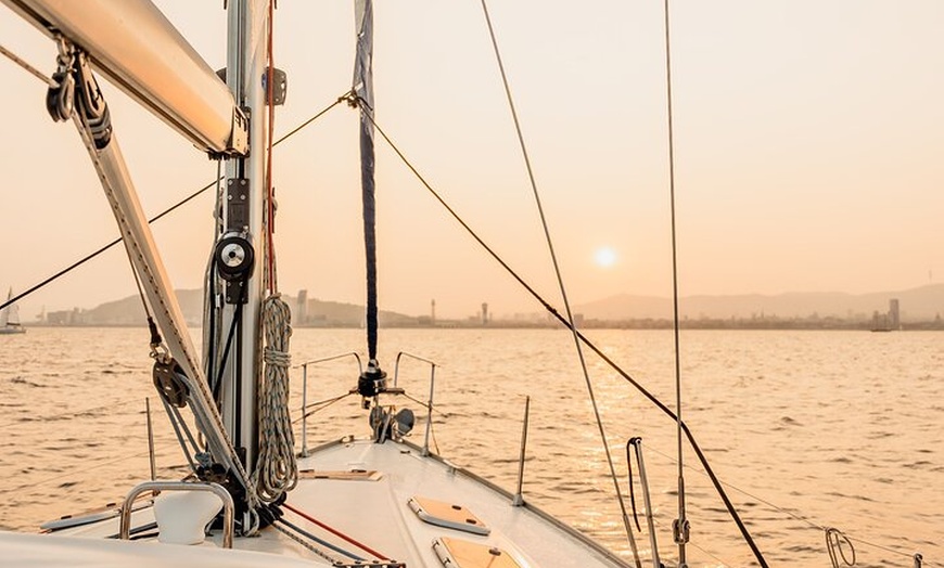 Image 9: Paseo en Velero al Atardecer en Barcelona con Capitán Local