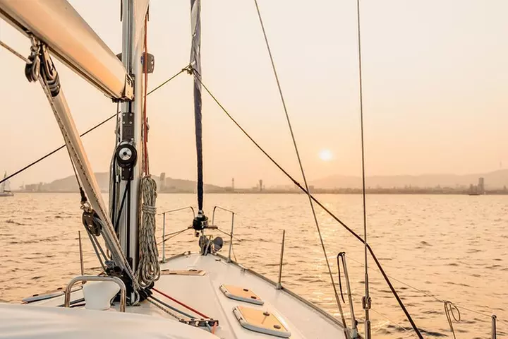 Crucero al atardecer en Barcelona liderado por Young & Local Captain