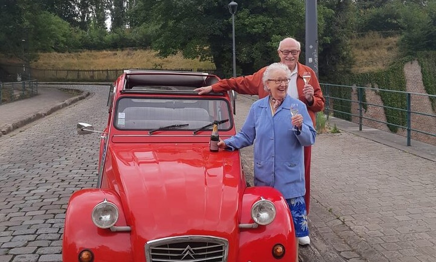 Image 2: Visite privée de Lille en 2CV décapotable avec halte champagne