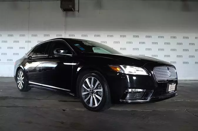 Private 4-Door Lincoln Limo Transfer from or to Chicagoland Airport and Suburbs - Primary Image