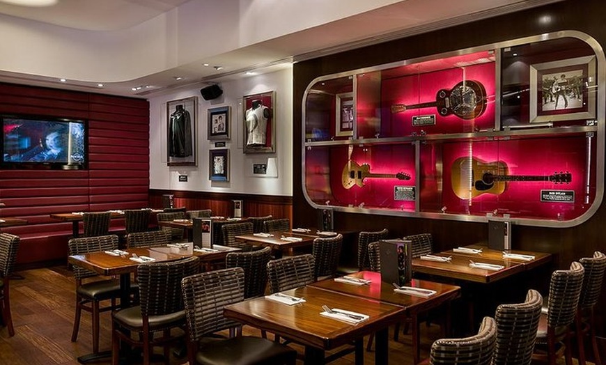 Image 3: Hard Rock Café de Barcelona con comida