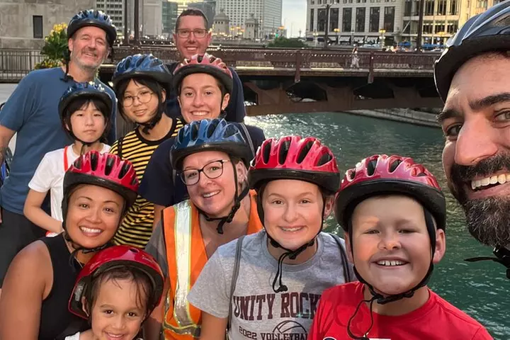 Chicago Family Food and Bike Tour with Top Attractions
