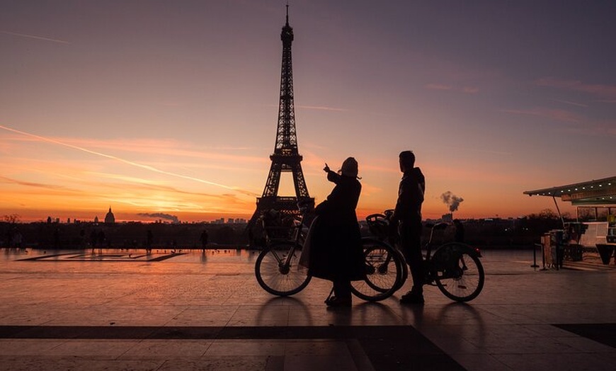 Image 1: Sunrise Biking Tour: Paris devant les foules
