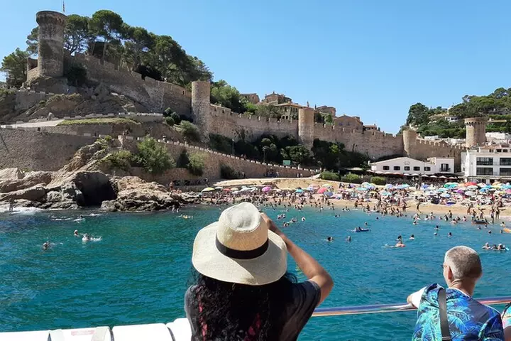 Tour turístico de un día por la Costa Brava con paseo en barco desd...