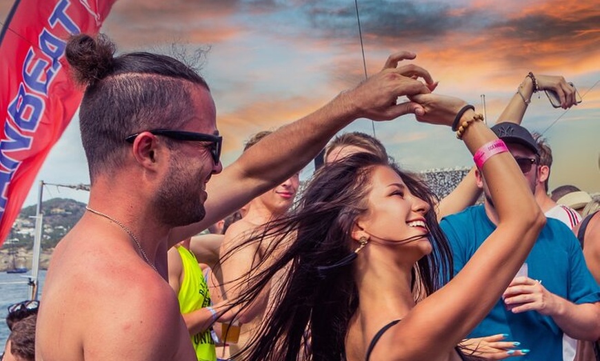 Image 4: Ibiza Sunset Edition Boat Party 3 horas de copas, DJ y puesta de sol