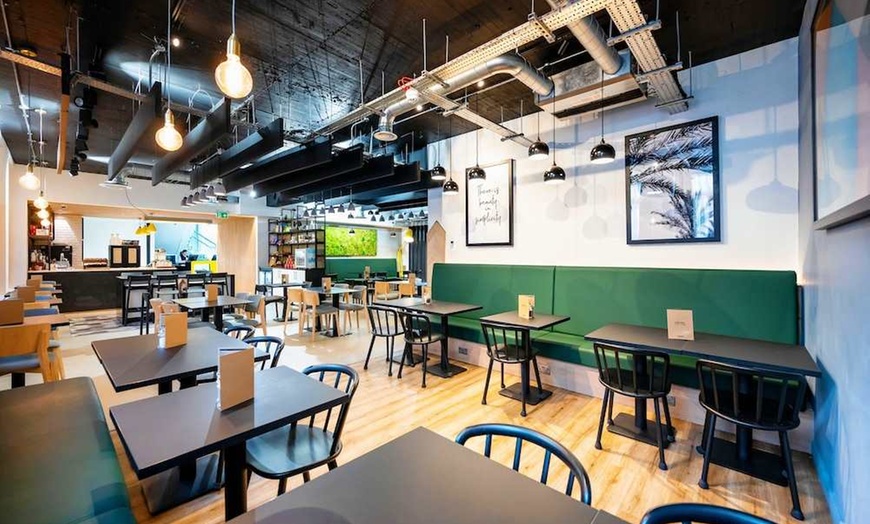 Image 8: ✈ GROßBRITANNIEN | Liverpool - Staycity Aparthotels Liverpool Water...