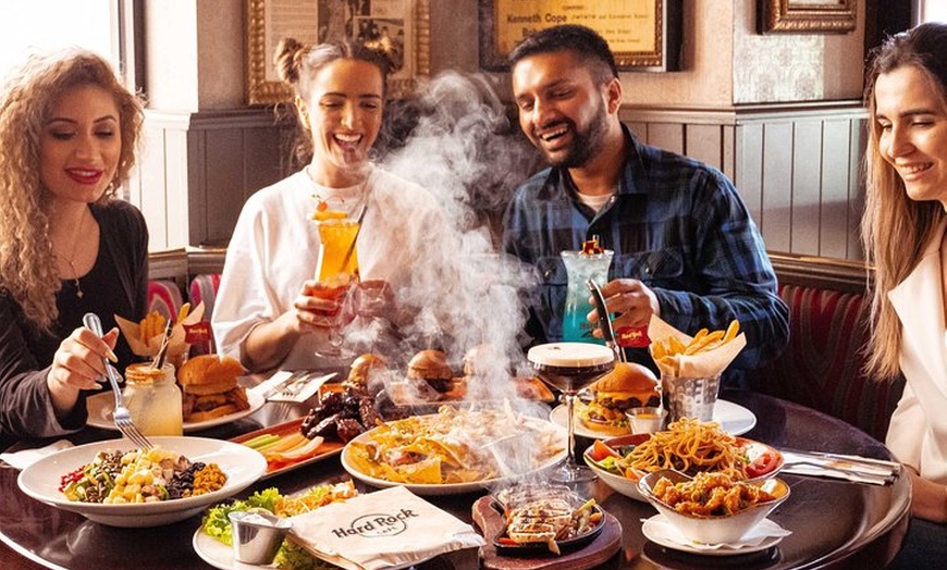 Image 2: Hard Rock Café de Barcelona con comida