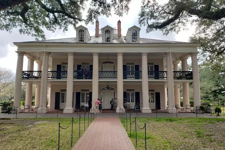 Oak Alley and Laura Plantation Tour with Transportation from New Or...
