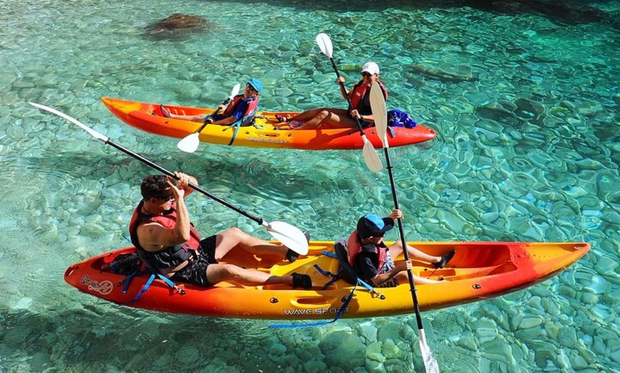 Image 11: Cuevas inexploradas y paraíso para practicar snorkel: tour en kayak...