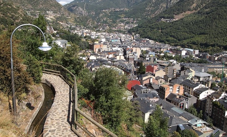 Image 5: Excursión privada de un día de Barcelona a Andorra – Cómodo coche a...