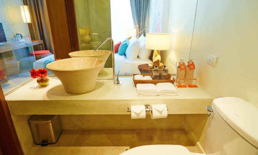 Image 7: ✈ THAÏLANDE DU SUD | Phuket - Bandara Beach Resort Phuket 4* - Bord...