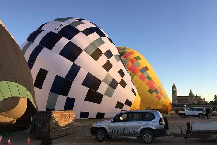Segovia desde los cielos: Paseo en globo al amanecer