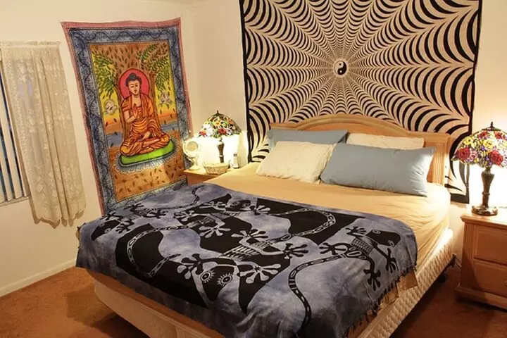 Sound Bath Meditation and Yoga Experience: Retail Therapy Gift for ...