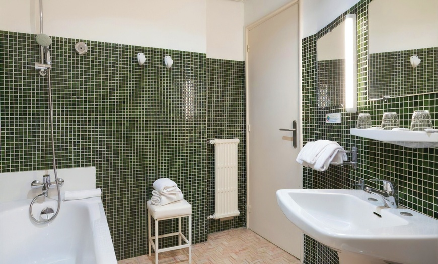 Image 10: ✈ CÔTE D'AZUR | Nice - Hotel Locarno 3* - Centre ville