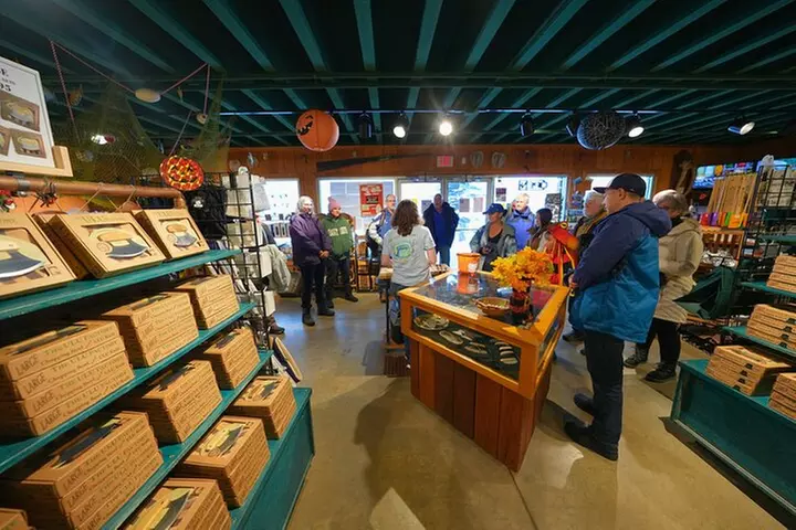 Anchorage's Winter City Tour = Samples + Stops + WildLife