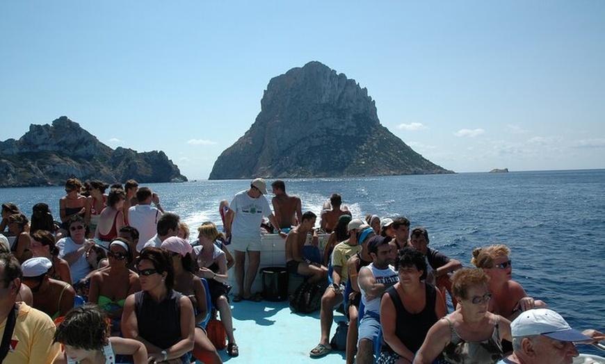 Image 5: Excursión Marítima en Ibiza a Es Vedra con Guía y Bebidas