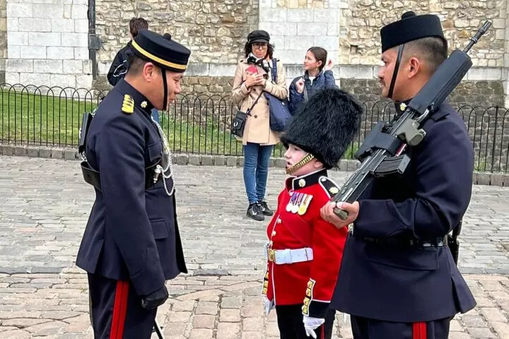 VIP Tower of London and Crown Jewels Tour with Private Beefeater Me...