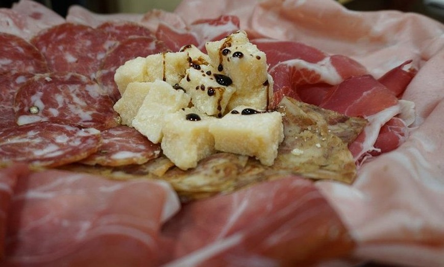 Image 2: Tour gastronomico di Bologna da una prospettiva locale