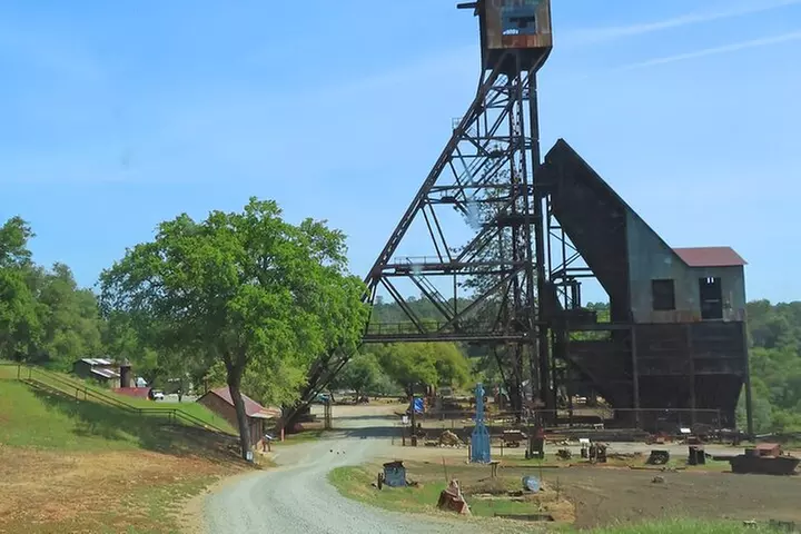 A Highway 49 Drive: A Self-Guided Audio Tour from Placerville to Ja...