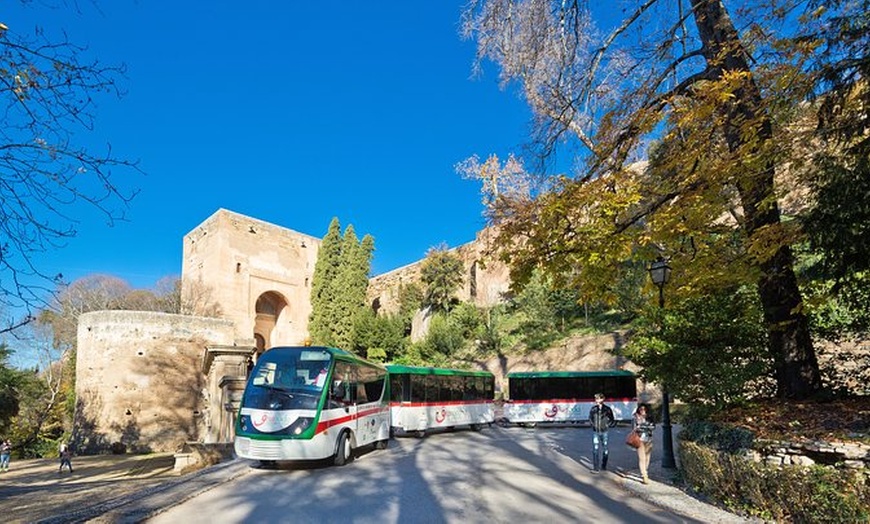 Image 2: Granada City Tour Hop-on Hop-off tren