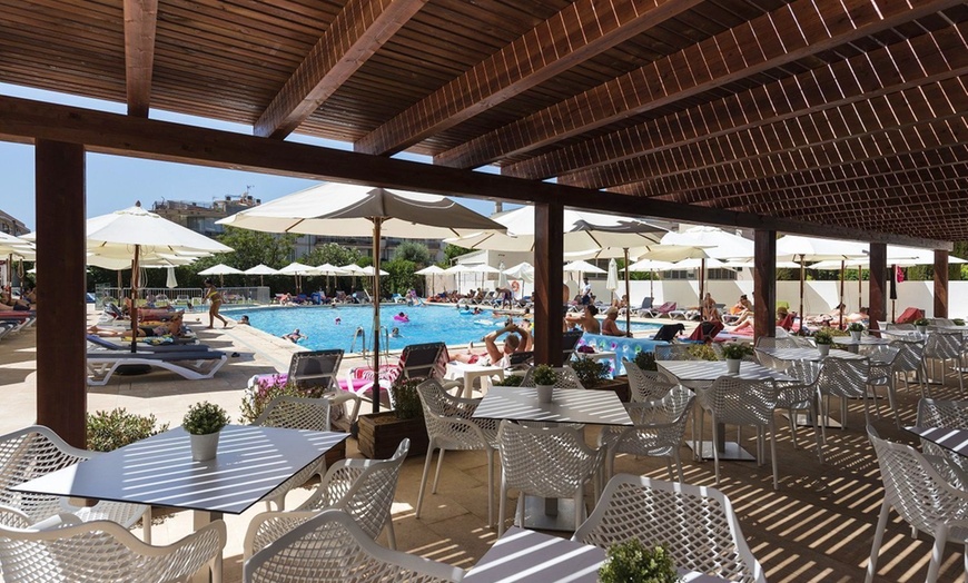 Image 10: ✈ MAJORQUE | Can Pastilla - Hôtel Alua Leo 4* - Piscine extérieure