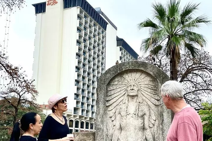 Walking Tour Along the San Antonio Riverwalk And Around Downtown