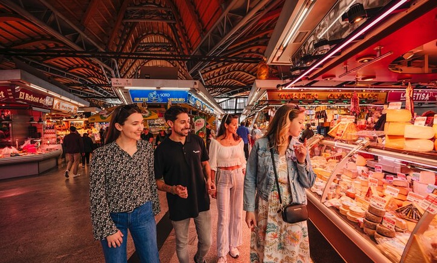 Image 8: Tour Privado : Mercados del Casco Antiguo de Barcelona y Clase de C...
