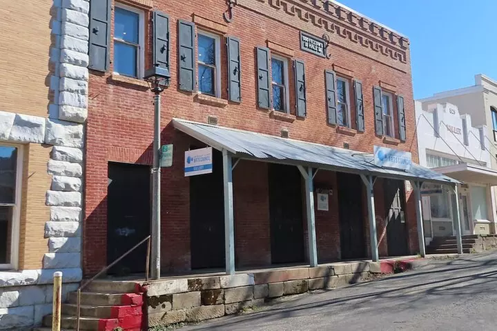 A Highway 49 Drive: A Self-Guided Audio Tour from Jackson to Angels...