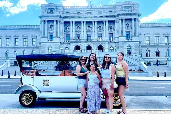 Washington DC Sightseeing Tour by Electric cart or Vintage Car