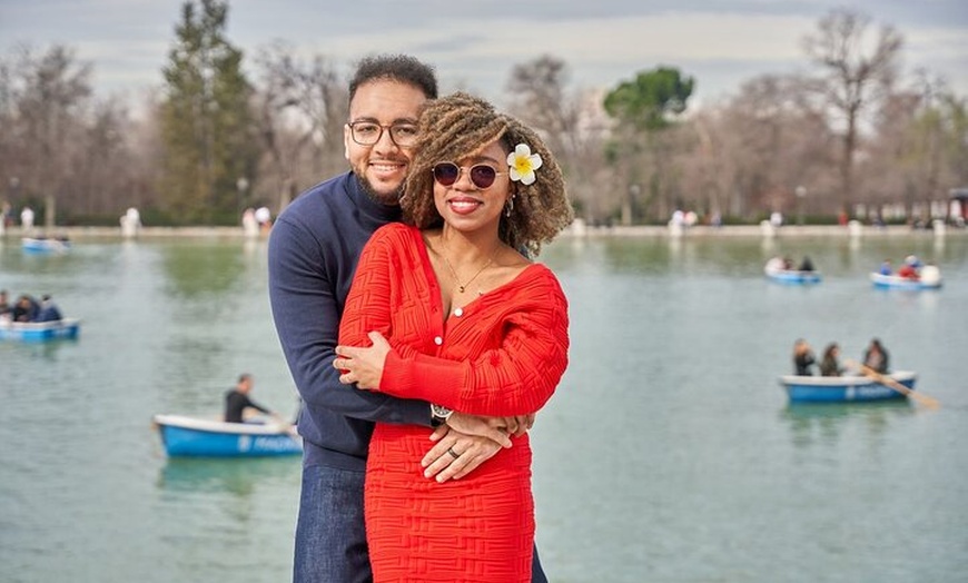 Image 2: Sesión de Fotos Profesional Privada en el Parque del Retiro de Madrid