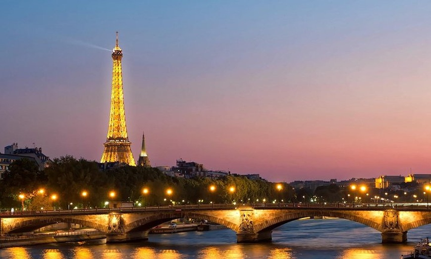 Image 1: Paris de nuit avec croisière sur la Seine et transport de luxe alle...