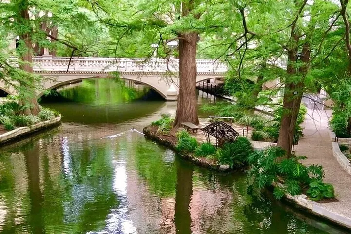 Walking Tour Along the San Antonio Riverwalk And Around Downtown
