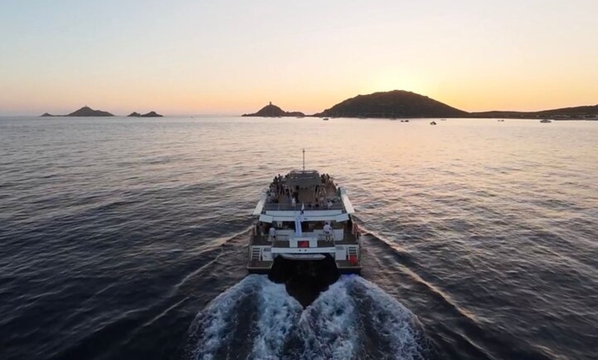 Image 1: Excursion en Catamaran des Îles Sanguinaires au Coucher de Soleil