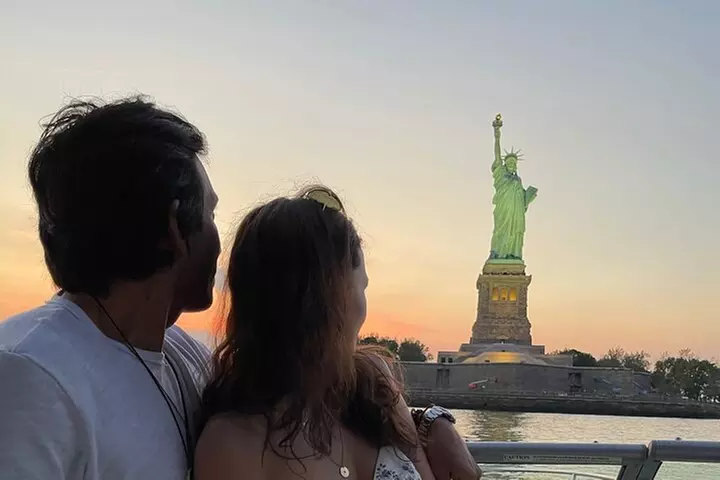 Best Private Luxury Daytime Boat Tour in New York City - 1 Hour