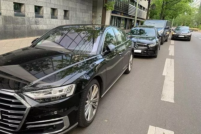 Private Transfer: Toronto Pearson International Airport (YYZ) to Toronto - Primary Image