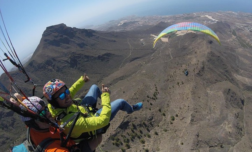 Image 31: Experiencia épica de parapente en Tenerife con el equipo campeón de...