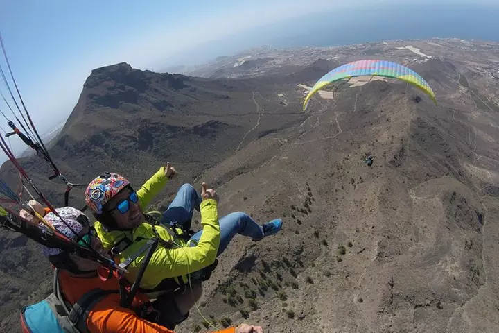Experiencia épica de parapente en Tenerife con el equipo campeón de...