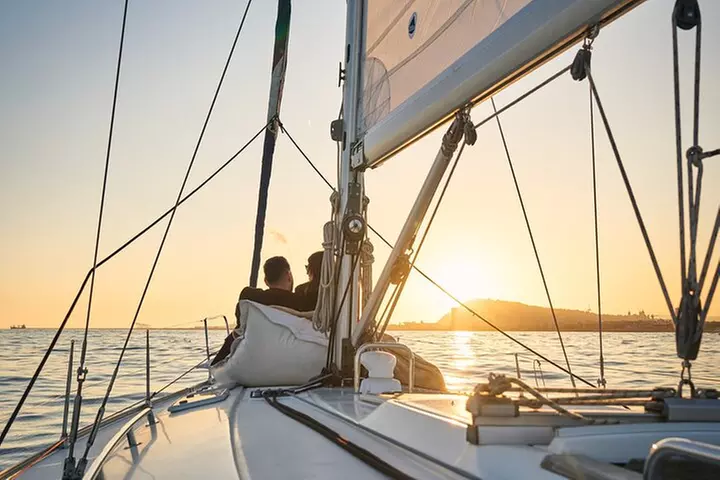 Crucero al atardecer en Barcelona liderado por Young & Local Captain