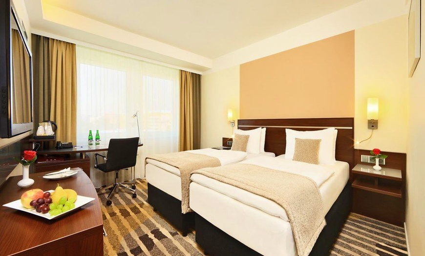 Image 2: ✈ REPUBBLICA CECA | Praga - Hotel Duo 4* - City break