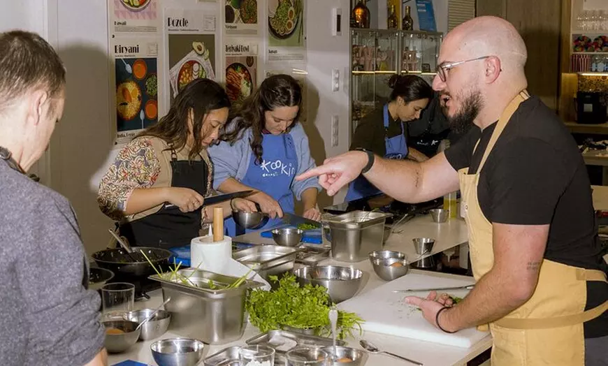 Image 1: Clase Cocina Vasca: Visita al Mercado y Clase Práctica Castellano
