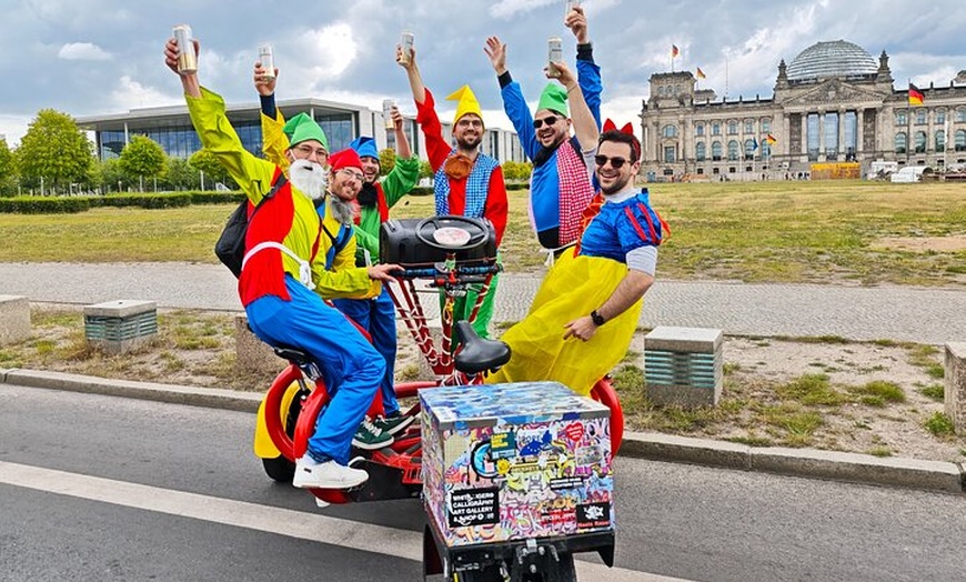 Image 7: Party und Beer Bike Private Sightseeing Tour Berlin mit Abholung