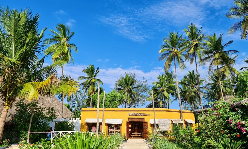 Image 11: ✈ ZANZIBAR | Marumbi - Zanzibar Bay Resort 4* - Plage de sable blanc