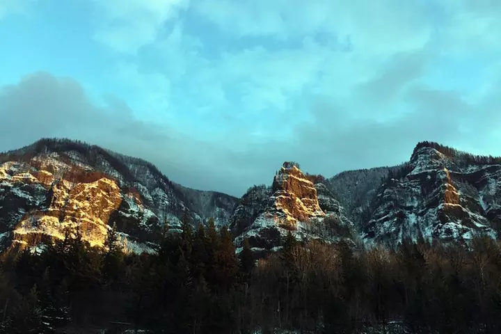 The Hood-Columbia Loop: Timberline, Orchards, and Waterfalls