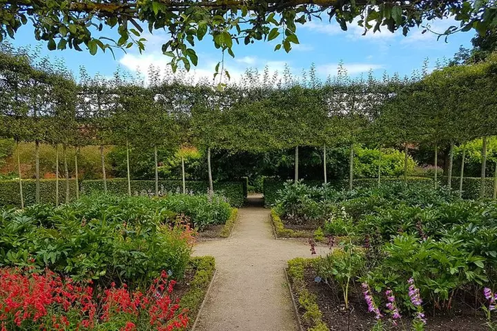 Edinburgh: Holy Island, Alnwick Castle & Kingdom of Northumbria